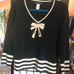 Jones New York v neck bow sweater.